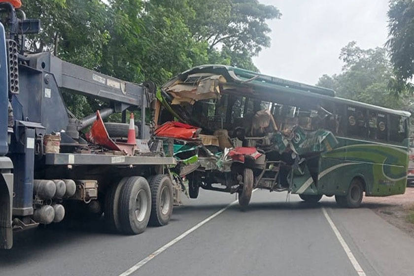 গোপালগঞ্জে দাঁড়িয়ে থাকা ট্রাকে ৩ বাসের ধাক্কা, এটিএসআইসহ নিহত ২