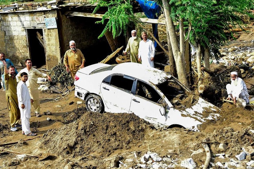 পাকিস্তানে বন্যা ও ভূমিধসে ৩৪৪ জনের মৃত্যু