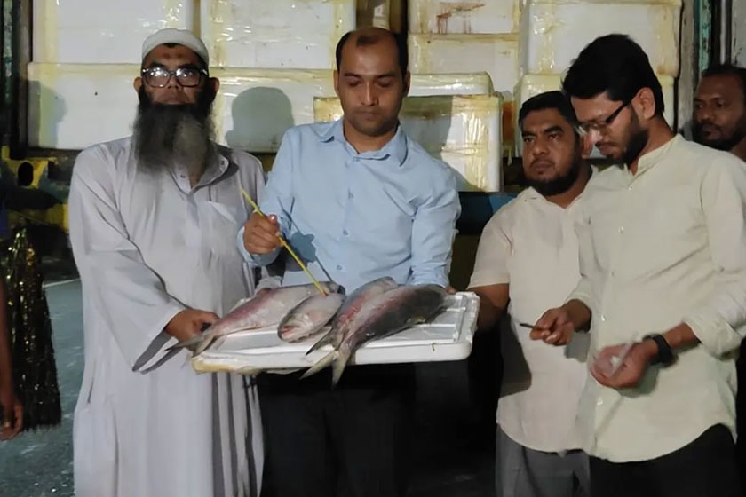 দুর্গাপূজায় প্রথম চালানে ভারতে গেল সাড়ে ৩৭ টন ইলিশ