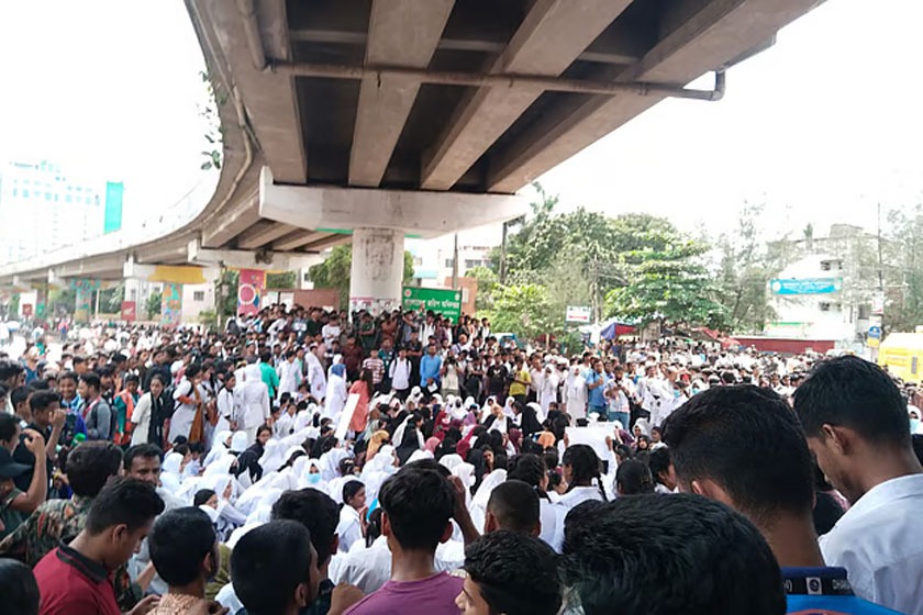 সাতরাস্তা মোড়ে পলিটেকনিক শিক্ষার্থীদের সড়ক অবরোধ, তীব্র যানজট