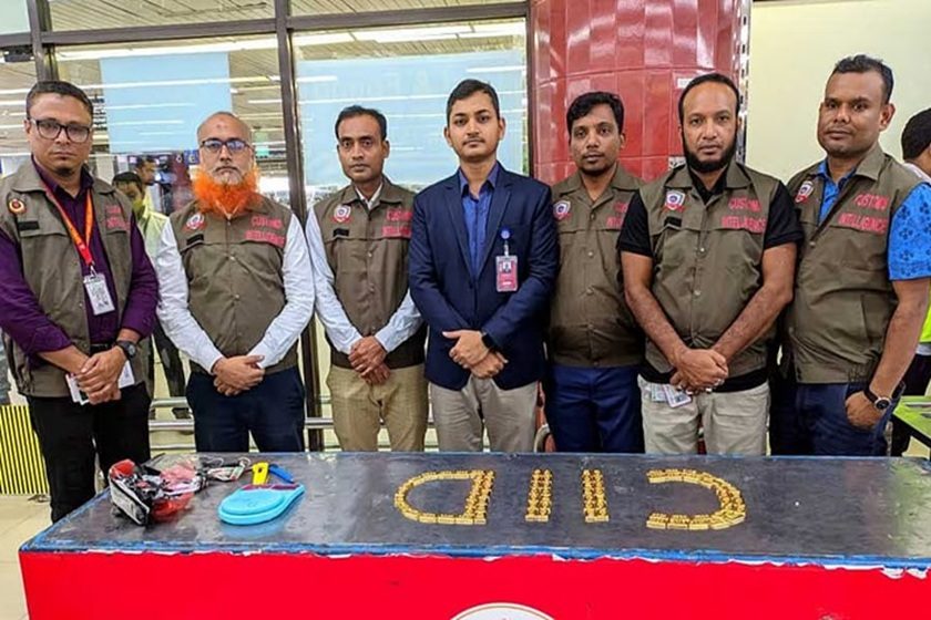 শাহজালালে বিমানের ২ কর্মীর জুতা থেকে সোনার ৮০ বার উদ্ধার
