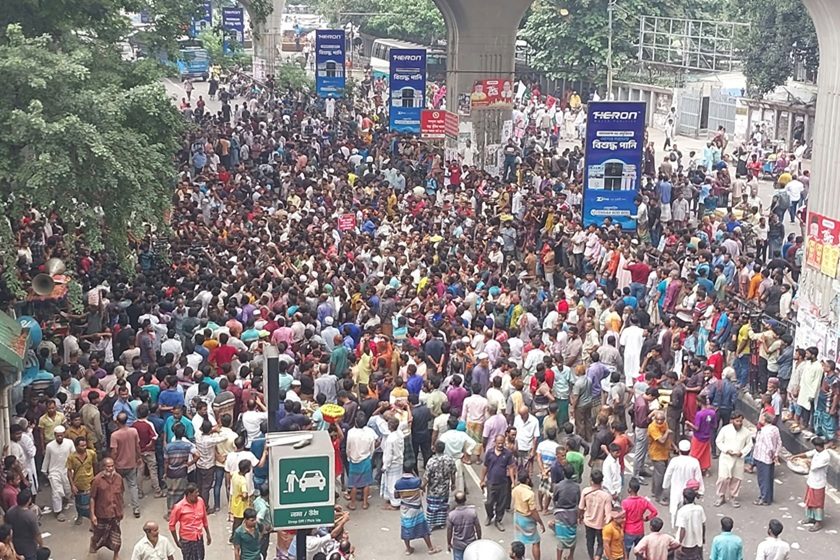 প্রেসক্লাবের সামনে ব্যাটারিচালিত রিকশাচালকদের অবরোধ