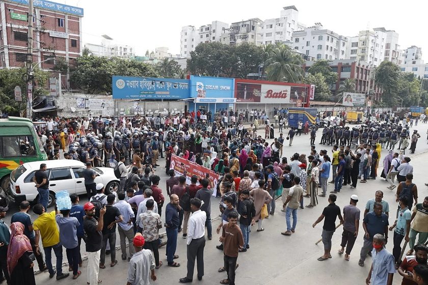উত্তরার সড়ক থেকে পৌনে ৪ ঘণ্টা অবরোধ শেষে সরলেন পোশাকশ্রমিকরা