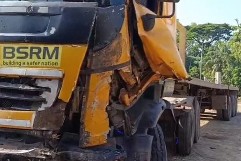সড়কের পাশে বসে থাকা বাসযাত্রীদের চাপা দিল লরি, নিহত ৫