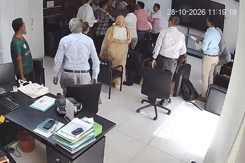 আইইডিসিআরের কার্যালয়ে ঢুকে পরিচালককে মারধর